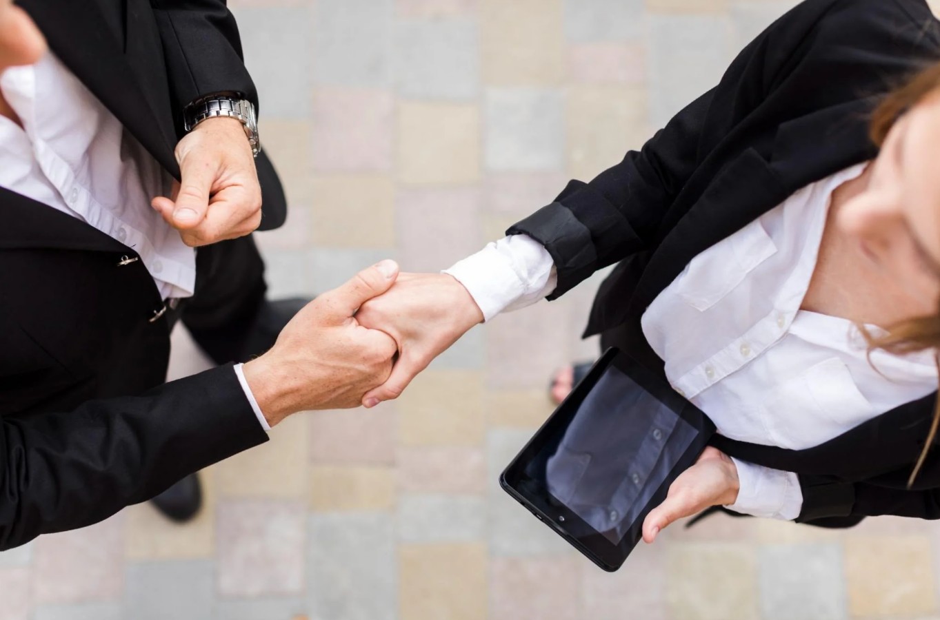 Network diagram showing a central hub connecting 30 smaller node circles